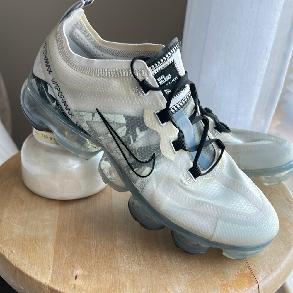 Nike Air VaporMax Running Shoes - Picture 4 of 17